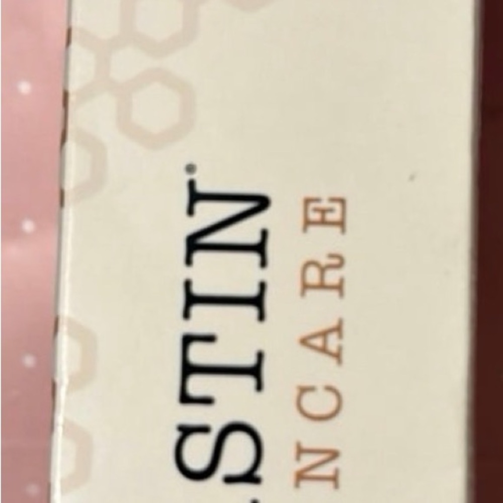 New in box Alastin Hydratint Pro Mineral Sunscreen SPF36 Expiration 1-2027 - Picture 2 of 2